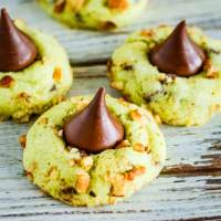 Pistachio Kiss Cookies {Christmas Cookie Recipe}