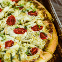 Easy Chicken Pesto Pizza Recipe with Tomatoes