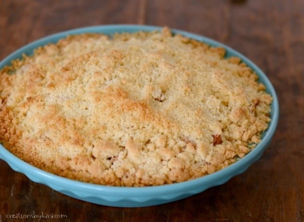 pan of apple pie with crumb topping