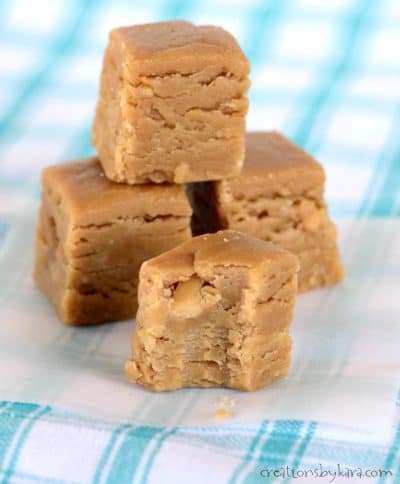 Love peanut butter? You need to try this Peanut Butter Fudge recipe! #peanutbutterfudge #candyrecipe
