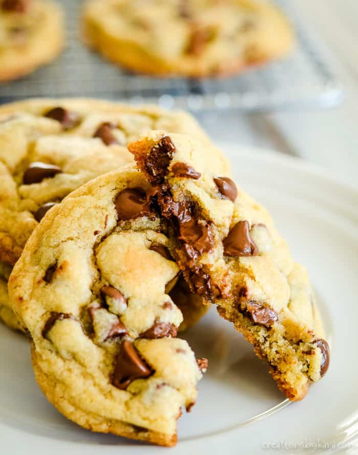 https://www.creationsbykara.com/wp-content/uploads/2011/06/Chewy-Chocolate-Chip-Cookies-13-2-700x888.jpg