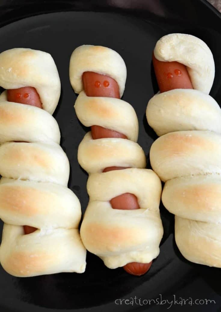 Mummy Dogs - a fun Halloween twist on pigs in a blanket. A perfect Halloween dinner recipe.