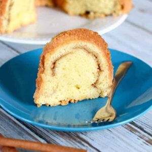 Cinnamon Swirl Pound Cake - this cake is so good it doesn't need frosting! #poundcake #cinnamoncake #cakerecipe