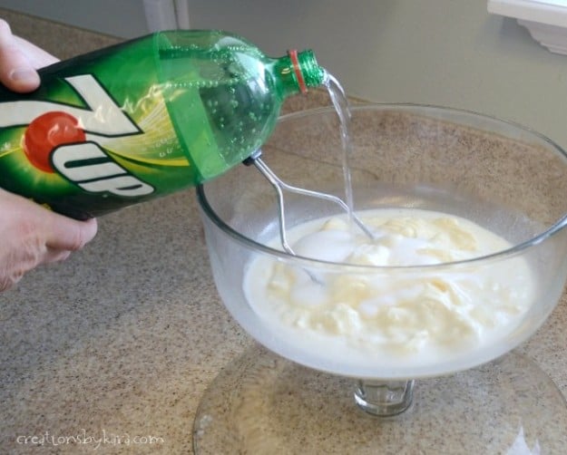 adding 7-up to christmas punch