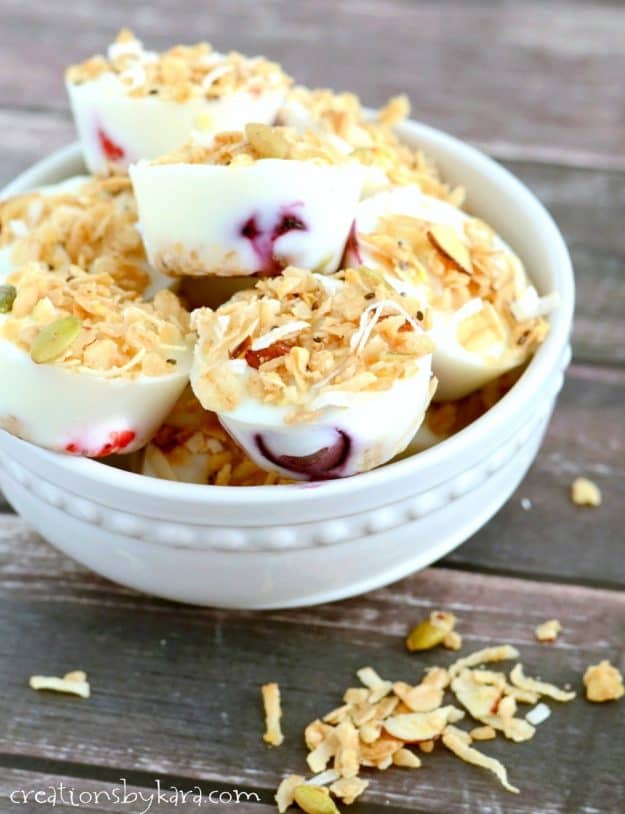 Recipe for frozen yogurt bites with fruit and granola. A perfect warm weather snack!