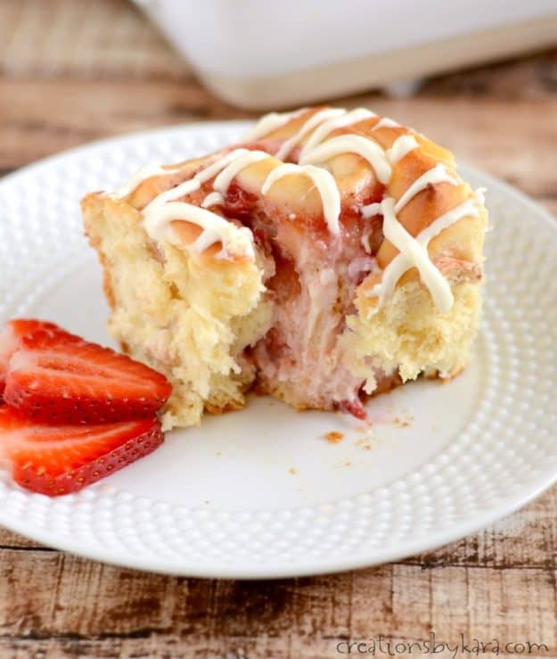 Incredible Strawberry Cream Cheese Sweet Rolls. A must try sweet roll recipe. #strawberry #sweetrolls