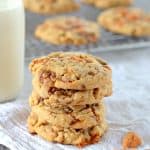 Peanut Butter Butterfinger Cookies - a perfect cookie recipe for peanut butter lovers! #peanutbuttercookie #peanutbutterlover #butterfingers