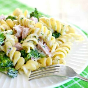 Super easy creamy ham broccoli pasta. A perfect easy dinner recipe for busy nights. #pasta #broccolipasta #leftoverham