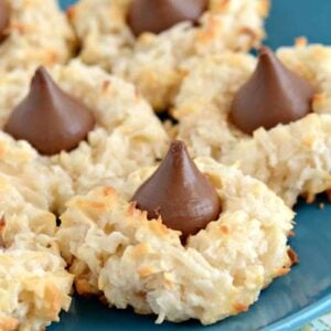 close up of macaroon kiss cookies