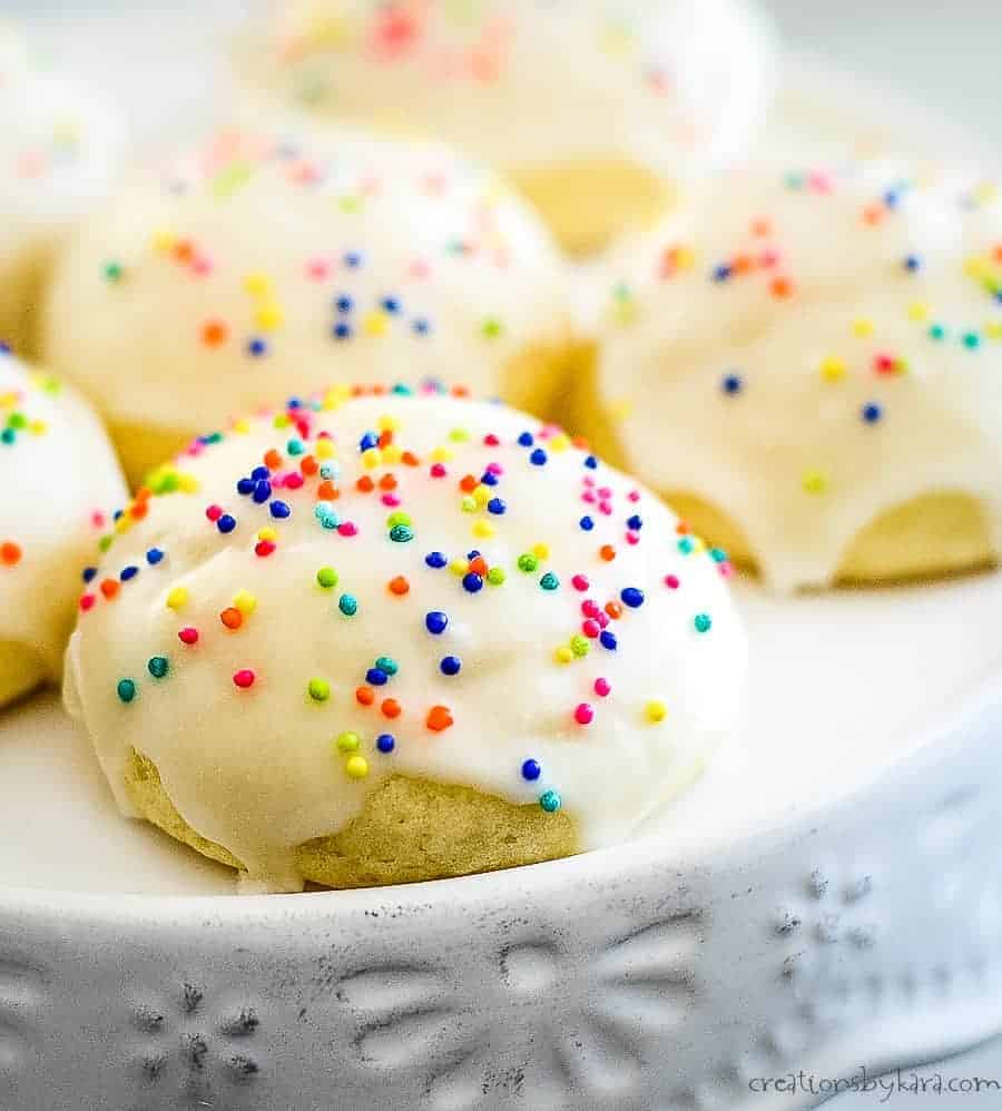 https://www.creationsbykara.com/wp-content/uploads/2019/12/Italian-Cookies-Recipe-022-2.jpg