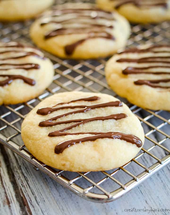 andes mint cookies on a cooling rack