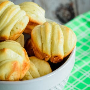 garlic butter rolls in a basket