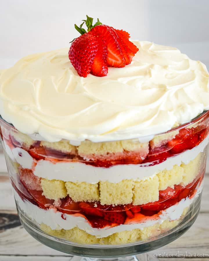 strawberry trifle with cream cheese and pound cake