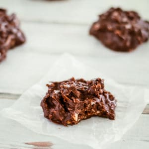 easy keto chocolate snacks with nuts and coconut