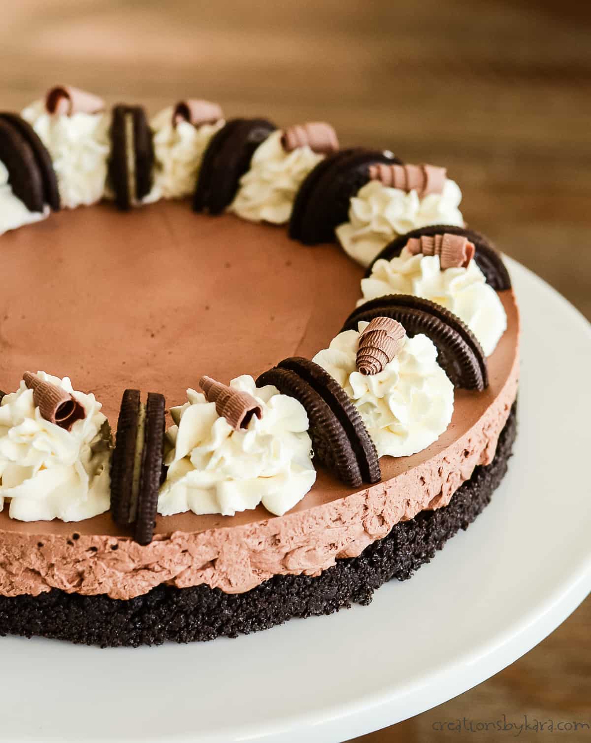 chocolate mousse cake with oreos and whipped cream