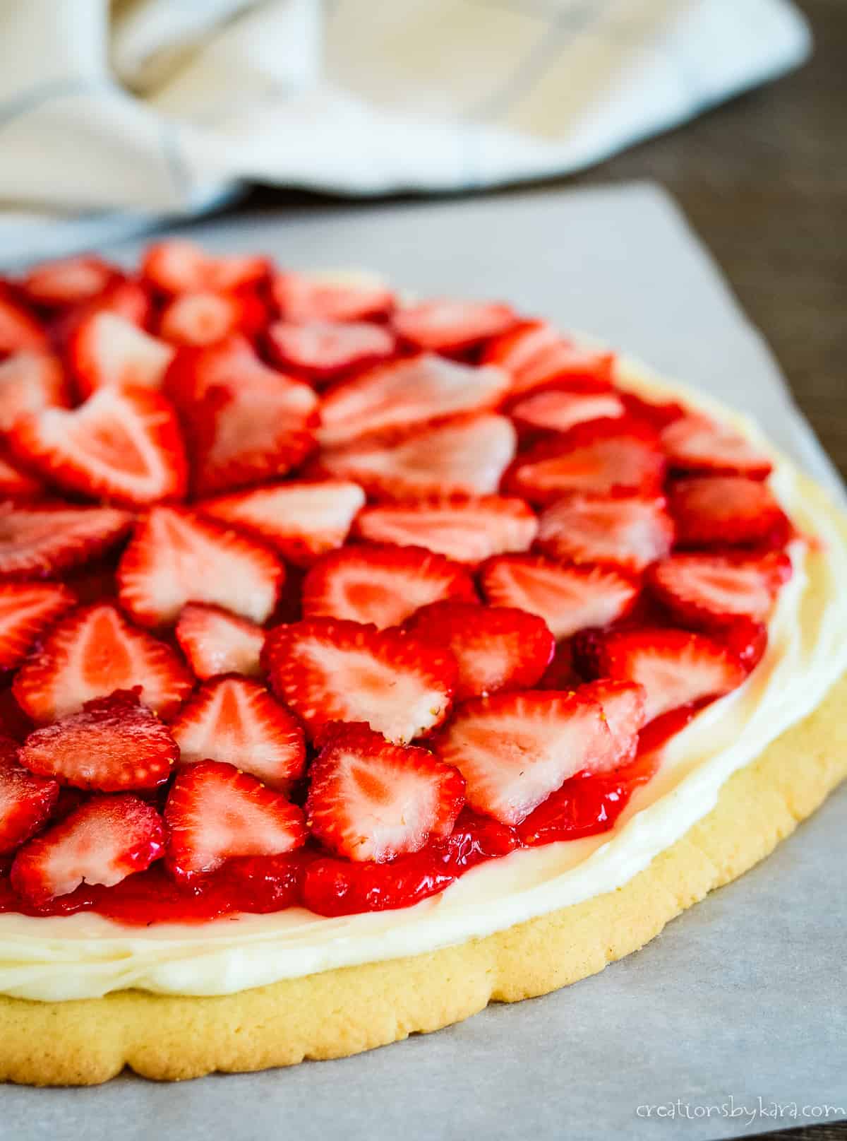 strawberry pizza recipe with cookie crust and cheesecake filling